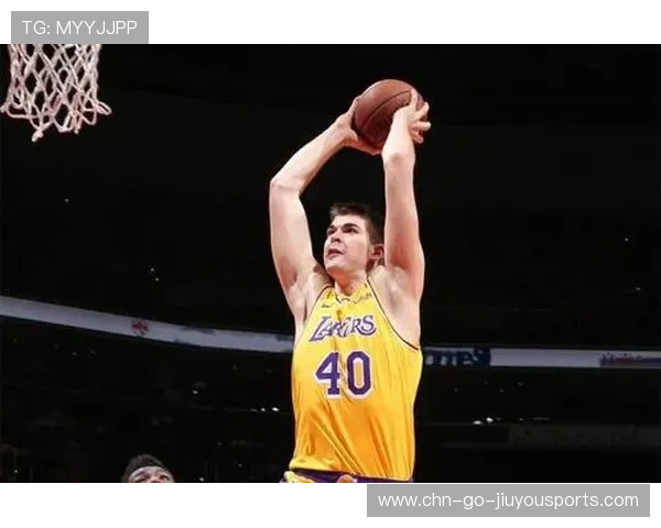 祖巴茨冲板补篮连发，湖人禁区被压制，祖巴茨防守怎么样