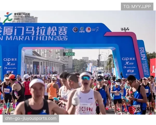 马拉松比赛终点处摆放镜子，跑者冲线第一眼是看到“汗流浃背的自己”
